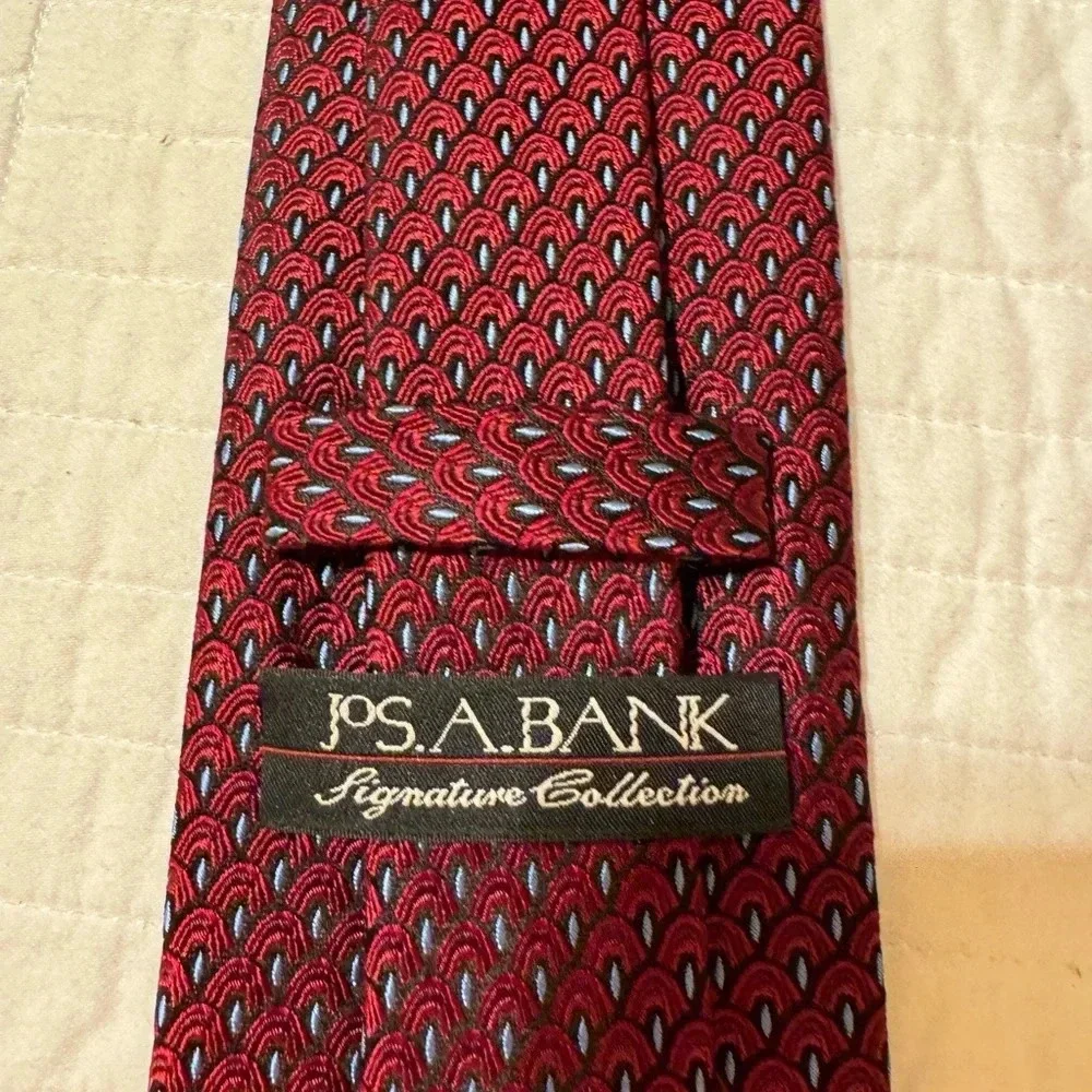 Jos. A. Banks Tie. 100% Silk.  Red and Navy Blue